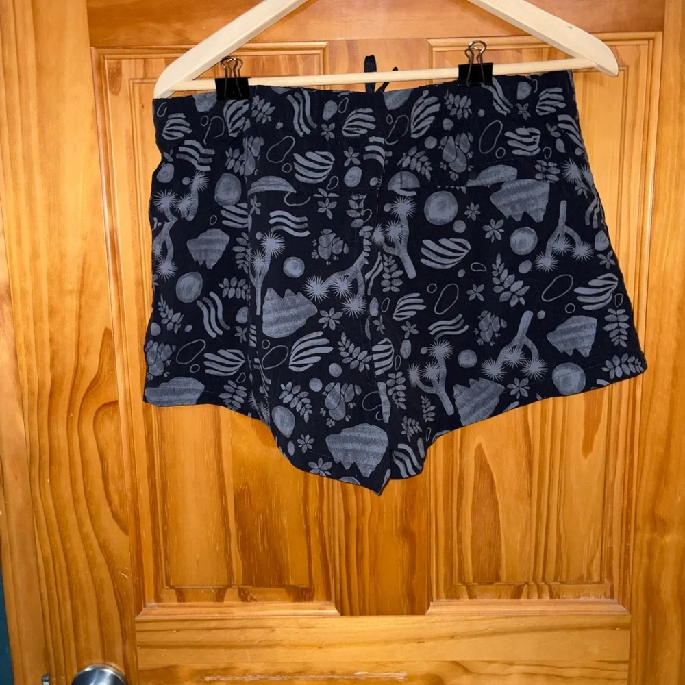 Mountain Hardwear Gray and White Patterned Fabric - Picture 2 of 4
